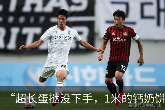 “超长蛋挞没下手，1米的钙奶饼干我真买了！”山东街头，大批人扛着比手臂还长的饼干，网友：这个时候最需要的是一碗热水……